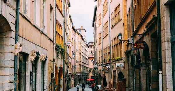 大疆无人机对比智能机器人