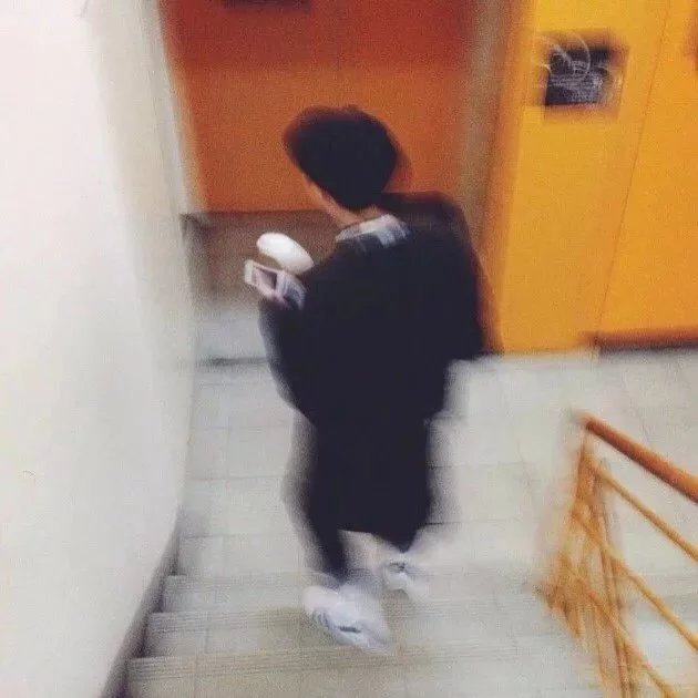 穆霄荷鸣